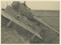 161 Een beschadigde Duitse Tiger-tank in een sloot, waarschijnlijk langs de Tielsestraat tussen Valburg en Elst