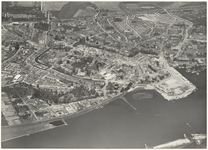 30 Een luchtfoto van Tiel, waarvan de opname gemaakt is vanaf de Dreumelse zijde over de Waal heen. Deze overzichtsfoto ...