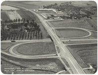 31 Een luchtfoto van de Provincialeweg Tiel-Buren bij de kruising met rijksweg nr. 15. Linksboven de put van Van ...