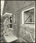 67 Een groot formaat foto met een verbouwing/renovatie van rijtjeswoningen. Nadere aanduidingen ontbreken. Mogelijk ...