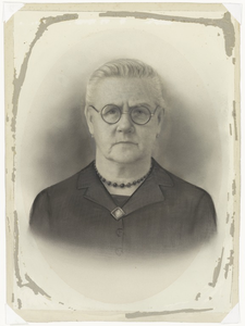 77 Portretfoto van Gesina Christina van der Sanden, geboren op 18 december 1873 te Rotterdam en overleden na 1937. Ze ...