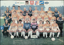 81 Een groepsportret van het eerste elftal van de voetbalclub T.E.C. Boven de voetballers zijn de sponsoren aangegeven, ...