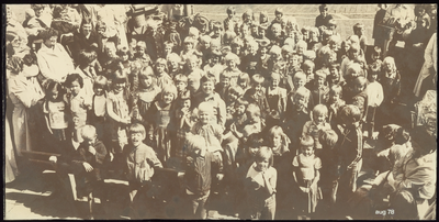 197 Een groepsfoto met kinderen gefotografeerd in het kader van de jeugdtandverzorging in Tiel. De opname is gemaakt op ...