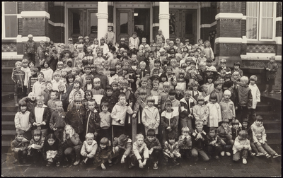 202 Een groepsfoto met kinderen gefotografeerd in het kader van de jeugdtandverzorging in Tiel. De opname is gemaakt ...