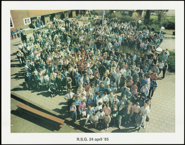 468 Een groepsfoto van de Rijks Scholen Gemeenschap gemaakt op 24 april 1985, met de leerlingen en leerkrachten buiten ...