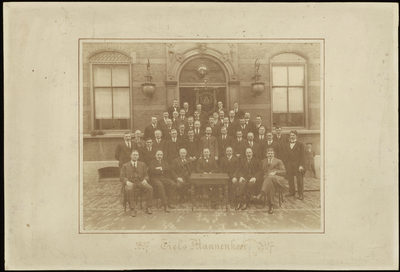 509 Een groepsfoto van het Tiels Mannenkoor 1897-1917. De opname is waarschijnlijk gemaakt voor het Spaarbankgebouw aan ...