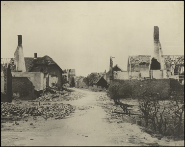 515 Een ruïnefoto van Ammerzoden gemaakt vlak na de Tweede Wereldoorlog. De opnamen is gemaakt in de Haarstraat