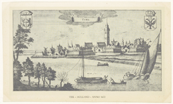 521 Een stadsprofiel van Tiel vanaf de Waalzijde. Op de Waal varen enkele bootjes en een trekschuit. Links- en ...