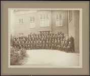 544 Een groepsfoto van de burgemeesters van Gelderland, vermoedelijk voor het Provinciehuis te Arnhem