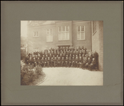 545 Een groepsfoto van de burgemeesters van Gelderland, vermoedelijk voor het Provinciehuis te Arnhem