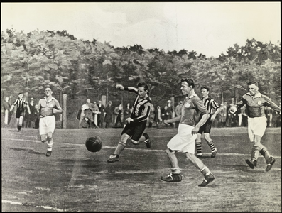 555 Een foto van een voetbalwedstrijd tussen mogelijk Theole en T.E.C., twee Tielse voetbalverenigingen, , , [1935]