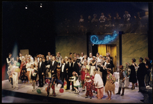 582 Drie kleurenfoto's van de finale van Het Danslokaal, een musical uitvoering in de Agnietenhof, in [1989]. Op de ...