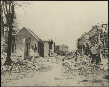 845 Een ruïnefoto van Ammerzoden gemaakt vlak na de Tweede Wereldoorlog. De opname is gemaakt in de Voorstraat