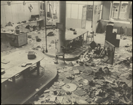 846 Een ruïnefoto van een fabrieksinterieur gemaakt vlak na de Tweede Wereldoorlog. Mogelijk een fabriek waar armaturen ...