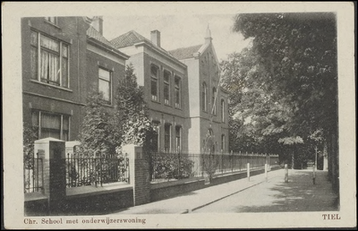 A3.4 Chr. school met onderwijzerswoning aan de Achterstraat 3. Kaart verzonden door R. Steeman in Tiel aan L. v. Bekkum ...