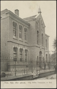 A3.6 Christelijke Lagere School aan de Achterstraat 3 met 3 mannen voor de school, van 1904. Kaart verzonden door M.C. ...