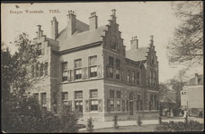 A4.7 Voor en zijaanzicht van het Burger-Weeshuis, in gebruik als ziekenhuis Bethesda, met vrouwen in de voortuin; Kaart ...