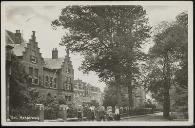 A4.18 Van links naar rechts: Burger-Weeshuis, Bethesda ziekenhuis en de Christelijke School, met spelende kinderen op ...