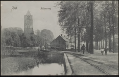 A5.2 Zeer ondiep water met rechts zicht op de adamsweg op de voorgrond de trein rails, op de achtergrond de toren van ...