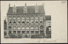 A7.1 Vooraanzicht Postkantoor ; mensen voor het gebouw ; Kaart verzonden door B. Crouwel uit Tiel aan Johan Crouwel in ...