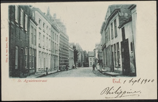 A8.1 Geheel links de Houtschuur van Grootle, waar later de concertzaal van het Spaarbankgebouw verrees, die in de ...
