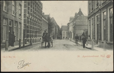 A8.4 Straat met herenhuizen ; en kantoren ; paart en wagen ; man op de fiets; kaart verzonden door Theo uit Tiel aan ...
