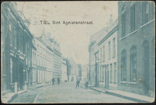 A8.5 Straat met herenhuizen, kantoren, postkantoor en St. Caeciliakapel; links de ingang van het Klooster ; kaart ...