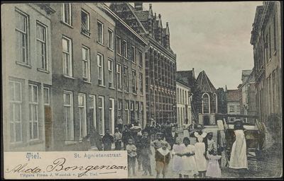 A8.6 Straat met herenhuizen, kantoren, Postkantoor en St. Caeciliakapel; kaart verzonden door Alida Bongenaar uit Tiel ...