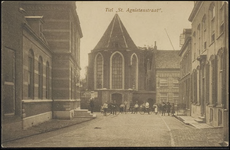 A8.17 Spaarbankgebouw ; Caecillia kapel ; volwassene en kinderen aanwezig met fietsen ;