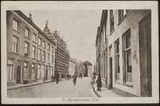 A8.18 Straat met herenhuizen, kantoren, Postkantoor en St. Caeciliakapel; met paard en wagen ;