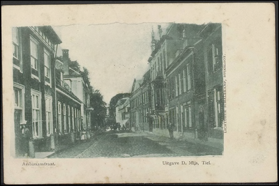 A11.1 Straat met herenhuizen ; en kantoren ; achteraan links het huis van Dhr. M. Tydeman. rechts het gasthuis voor ...