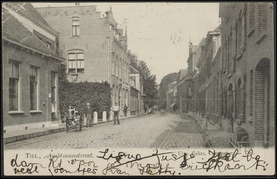 A11.4 Straat met herenhuizen en kantoren met achteraan links het huis van Dhr. M. Tydeman. Rechts het gasthuis; voor ...