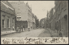 A11.4 Straat met herenhuizen ; en kantoren ; achteraan links het huis van Dhr. M. Tydeman. rechts het gasthuis ; voor ...