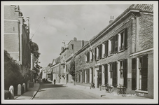 A11.12 Straat met herenhuizen en kantoren met achteraan links het huis van Dhr. M. Tydeman en rechts, het huis met ...