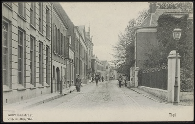 A12.2 Straat met herenhuizen ; hoek 1e achterstraat ; rechts op de hoek het Ambtmanshuis ; links kantoor van ...