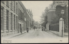 A12.2 Straat met herenhuizen ; hoek 1e achterstraat ; rechts op de hoek het Ambtmanshuis ; links kantoor van ...