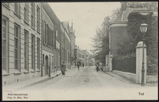A12.5 Straat met herenhuizen ; hoek 1e achterstraat ; rechts op de hoek het Ambtmanshuis ; links kantoor van ...