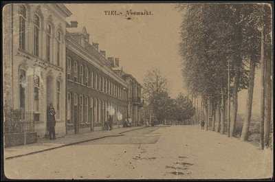 B 2.3 Straat met herenhuizen, rechts bomen en houten electriciteitsmasten ; de electra was nog bovengronds ; Op de hoek ...