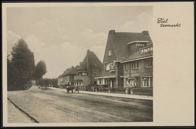 B 2.6 Rechts huizen met voortuin en voor het trottoir een man met handkar ; kaart verzonden door Jo uit Tiel aan Fam. ...