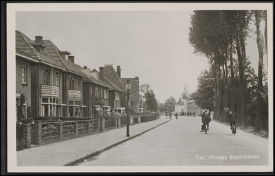 B 3.2 Straat met herenhuizen, straatverlichting, jongens met klompen op de fiets, rechts het gemeentebord van Tiel
