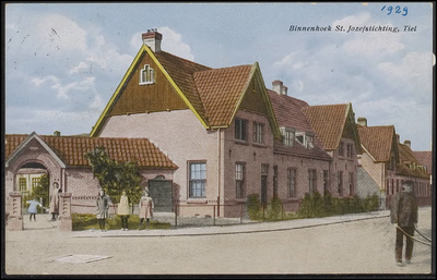 B 6.3 Arbeiderswoningen van de woningbouwvereniging van vroeger op de hoek van de Vinkenstraat . Rechts het poortje ...
