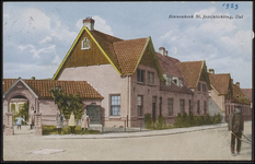 B 6.3 Arbeiderswoningen van de woningbouwvereniging van vroeger op de hoek van de Vinkenstraat . Rechts het poortje ...