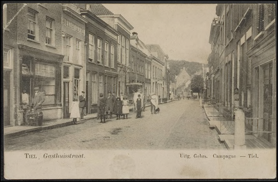 G 3.6 Straat met herenhuizen, links een zaak van de slager naast de Boekdrukkerij.