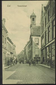 G 4.3 Straat met herenhuizen en rechts het oude stadhuis met torentje en het Wittehuis een manufacturenzaak. ...