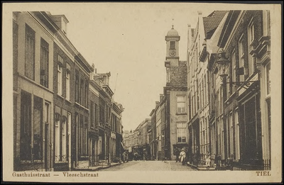 G 4.16 Straat met herenhuizen en rechts het oude stadhuis met torentje en het Wittehuis een manufacturenzaak