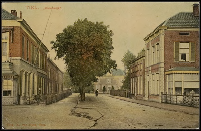G 7.7 Straat met herenhuizen en bomen. Kaart verzonden door H.G. Nieltje uit Tiel naar J. Emen in Amsterdam.
