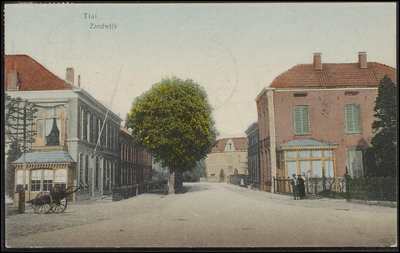 G 7.14 Straat met herenhuizen en bomen, vrouwen en een handkar in de straat. Kaart verzonden door Th. den Daas uit Tiel ...