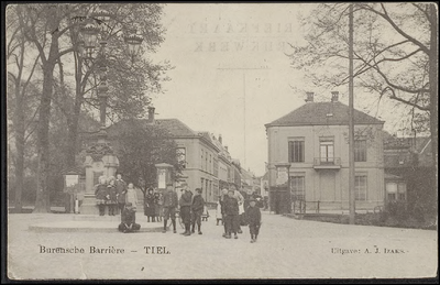 H 4.16 Twee monumentale herenhuizen links en rechts van de Hoogeindsestraat, met rechts een kast voor aanplakbiljetten. ...