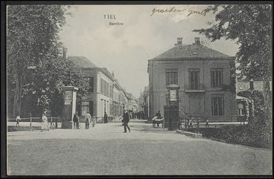 H 4.17 Twee monumentale herenhuizen links en rechts van de Hoogeindsestraat, Reclame op de pilaren van de poort. Kaart ...