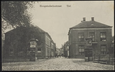 H 4.20 Twee monumentale herenhuizen links en rechts van de Hoogeindsestraat, links bankgebouw Gelderse ...